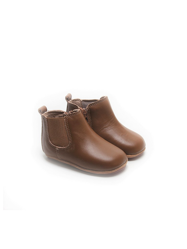 Bruine chelsea boots van leer voor baby's en peuters in maat 18-21. 